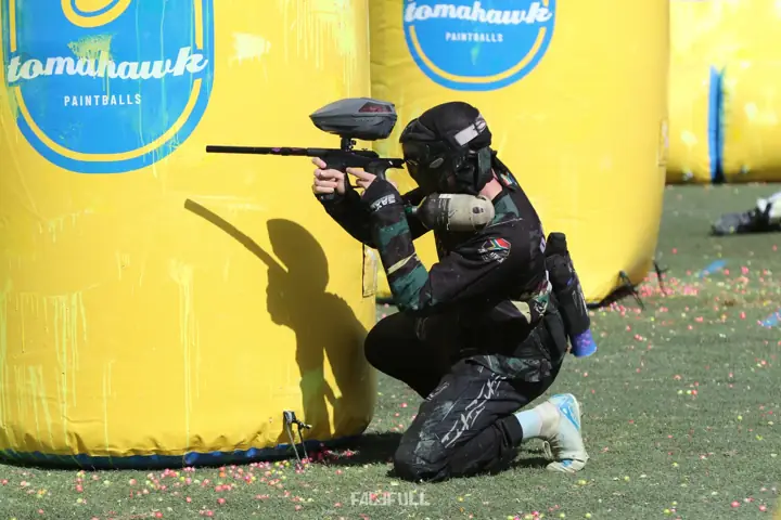 South African player kneeling at a bunker, taking aim