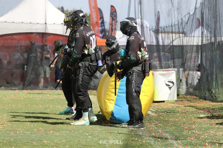 South African players moving together at the bunkers